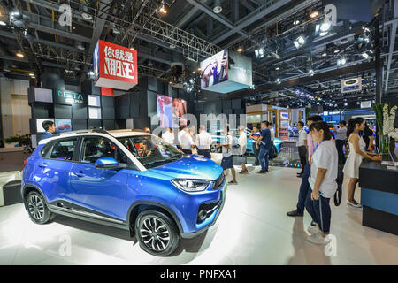 Hangzhou. Xxi Sep, 2018. I visitatori guardano presenta al futuro dei trasporti Conferenza mondiale di Hangzhou, a est della Cina di Provincia dello Zhejiang, Sett. 20, 2018. Credito: Xinhua/Alamy Live News Foto Stock