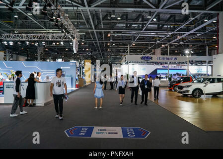 Hangzhou. Xxi Sep, 2018. I visitatori guardano presenta al futuro dei trasporti Conferenza mondiale di Hangzhou, a est della Cina di Provincia dello Zhejiang, Sett. 20, 2018. Credito: Xinhua/Alamy Live News Foto Stock