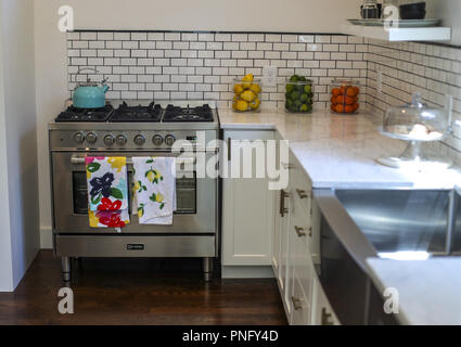 Davenport, Iowa, USA. 6 Luglio, 2018. In basso a destra: il bianco è il colore della cucina scelta, con armadi bianchi, un bianco alla metropolitana tile backsplash, vernice bianca e bianco ripiani di marmo. Venerdì 6 Luglio, 2018. Credito: Andy Abeyta/Quad-City volte/ZUMA filo/Alamy Live News Foto Stock