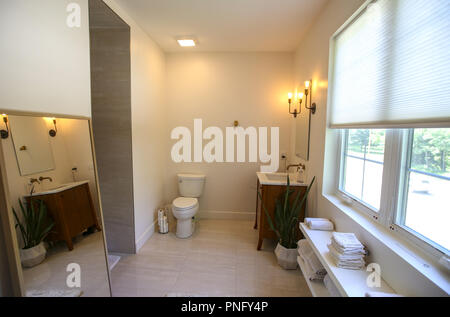 Davenport, Iowa, USA. 6 Luglio, 2018. Il bagno padronale è visto a casa di Cary e Kathy David a Davenport venerdì 6 luglio 2018. Credito: Andy Abeyta, Quad-City volte/Quad-City volte/ZUMA filo/Alamy Live News Foto Stock