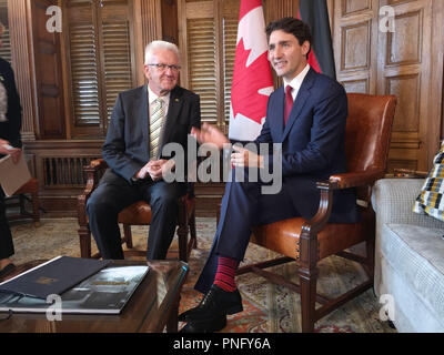 Ottawa, Canada. Xxi Sep, 2018. Il Premier del Baden-Wuerttemberg, Winfried Kretschmann (verdi), incontro il Primo Ministro canadese Justin Trudeau (R) nel Parlamento Canadese. Credito: Nico puntatore/dpa/Alamy Live News Foto Stock