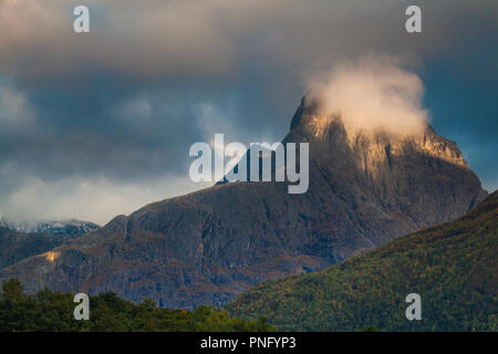 Luce della Sera sulla montagna Romsdalshorn, 1550 m, nella valle Romsdalen, Møre og Romsdal, Norvegia. Credito: Oyvind Martinsen/ Alamy Live News Foto Stock