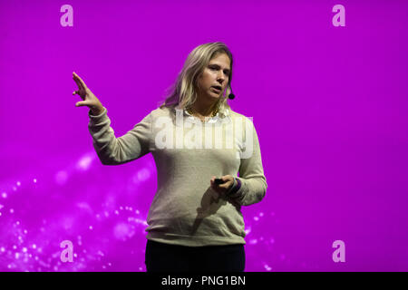 Genetista Sarah Teichmann introducendo un progetto che mira a mappare tutti 37 trilioni di cellule nel corpo umano. sull'uomo stadio, a New Scientist Live Foto Stock