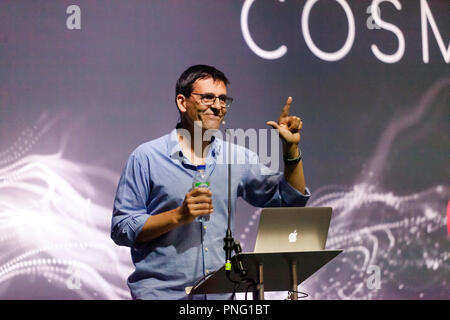 Exoplanet pioneer Didier Queloz spiega il motivo per cui stiamo ottenendo vicino ad essere in grado di vedere i segni di vita su mondi diversi, sul cosmo stadio, a New Scienist Live Foto Stock