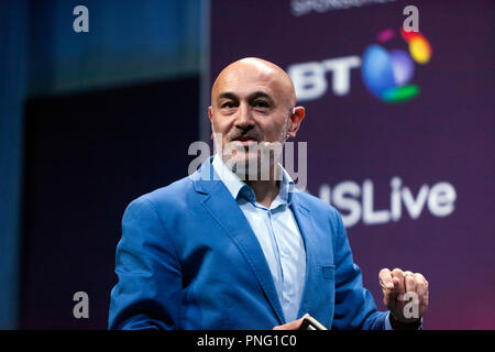 Fisico ed emittente, Jim Al-Khalili, dando una storia bief di gravità, come si forma il cosmo ma come possiamo non capire completamente. sul palco principale a New Scientist Live Foto Stock