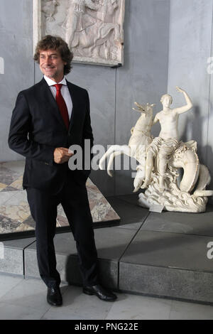 Napoli, Italia. Il 21 settembre 2018. Alberto Angela visto che posano per una foto.Alberto Angela, conduttore televisivo presenta al Mann (Museo Archeologico Nazionale di Napoli), il documentario "tanotte a Pompei. Credito: Paola Visone/SOPA Immagini/ZUMA filo/Alamy Live News Foto Stock