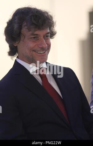 Napoli, Italia. Il 21 settembre 2018. Alberto Angela visto che posano per una foto.Alberto Angela, conduttore televisivo presenta al Mann (Museo Archeologico Nazionale di Napoli), il documentario "tanotte a Pompei. Credito: Paola Visone/SOPA Immagini/ZUMA filo/Alamy Live News Foto Stock