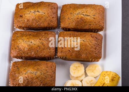 Banana pani con fettine di banana su un vassoio di bianco che mostra vista superiore Foto Stock