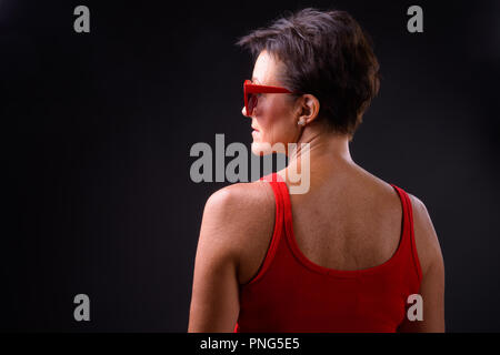 Coppia bella donna con capelli corti su sfondo nero Foto Stock