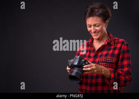 Coppia bella donna con capelli corti su sfondo nero Foto Stock
