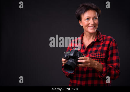 Coppia bella donna con capelli corti su sfondo nero Foto Stock