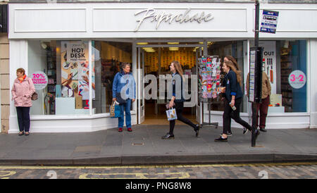 Paperchase stationery store; gli studenti stranieri in settimana universitari iscritti al esplorare le attrazioni di Market Street in St Andrews city centre, Scotland, Regno Unito Foto Stock