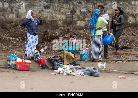 Sale riunioni e street venditore ad Addis Abeba, Etiopia Foto Stock