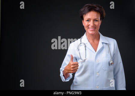 Coppia bella donna medico con capelli corti contro la parte posteriore in nero Foto Stock