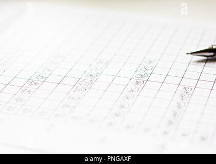Il foglio di carta con i caratteri cinesi e penna, l'inizio di imparare il cinese, dei pronomi Foto Stock