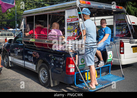 Songthaew taxi e i passeggeri, Pattaya, Thailandia Foto Stock