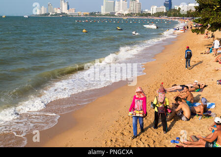 I turisti e i venditori sulla spiaggia di Pattaya, Chonburi, Thailandia Foto Stock