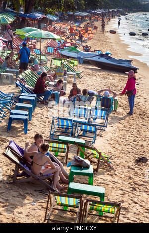 I turisti e i venditori sulla spiaggia di Pattaya, Chonburi, Thailandia Foto Stock