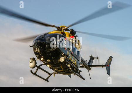 Elicottero della polizia G-MPSC Eurocopter EC145 atterraggio. Saltando. Occhio nel cielo Foto Stock