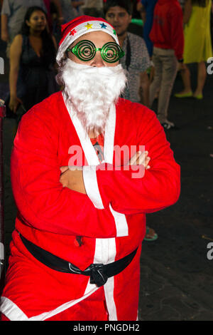 Babbo Natale sulla strada pedonale, Pattaya, Chonburi, Thailandia Foto Stock