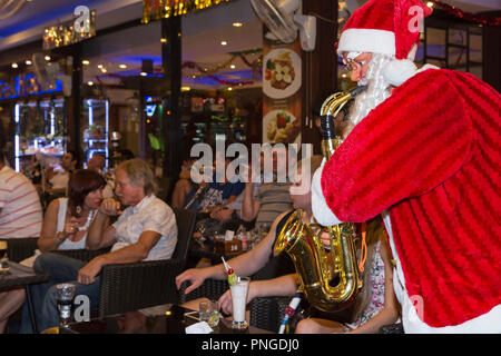 Babbo Natale in un bar sulla strada pedonale,, Pattaya Thailandia Foto Stock