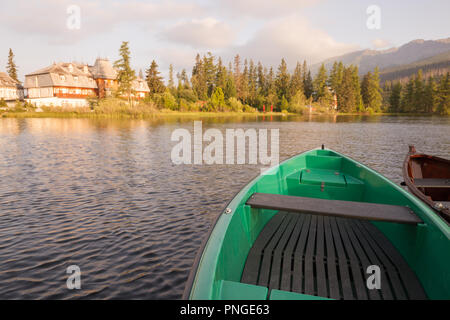 Incredibile lago di montagna con coloratissime barche in legno. Parco nazionale dei Tatra, il villaggio di Strbske Pleso, Slovacchia, Europa Foto Stock