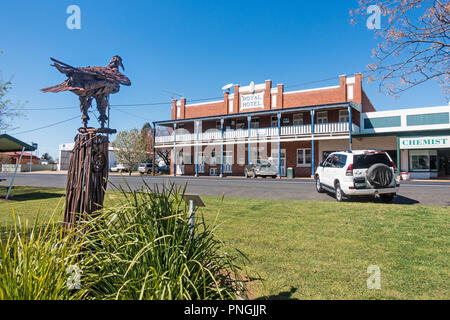 Royal Hotel,Dunedoo, Central West Wales Australia con la scultura di metallo di un aquila in primo piano. Foto Stock