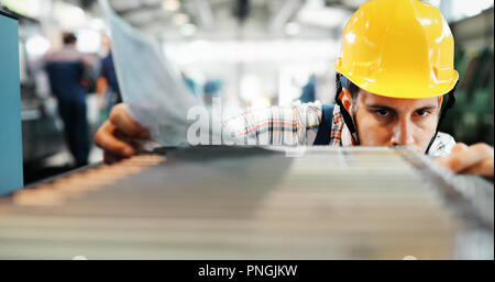 Il supervisore di fare il controllo di qualità e controllo pruduction in fabbrica Foto Stock