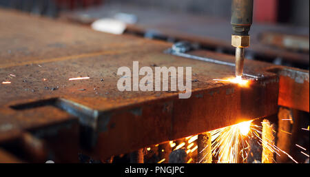 Torcia di ossigeno taglia la lamiera di acciaio. Gas CNC macchina da taglio. Scintille luminose Foto Stock