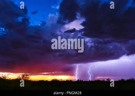 Un fulmine colpisce da una nuvola di tempeste al tramonto a Vicksburg, Arizona Foto Stock