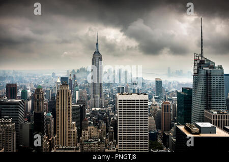 New York, Stati Uniti d'America. 05 ottobre, 2008. Vista della città e l'Empire State Building, dal Rockfeller Center di New York, Stati Uniti d'America Foto Stock