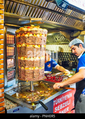 Bodrum, Turchia - Luglio 5, 2018. I cuochi cucina, il taglio e la pesatura di razioni di un tradizionale bagno turco Döner Kebab in una bancarella di strada. Foto Stock
