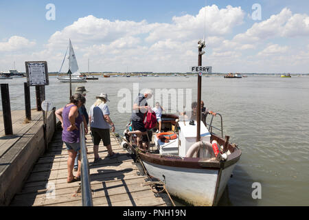 I passeggeri di salire a bordo fiume Deben piedi passeggero traghetto a Bawdsey Quay, Suffolk, Inghilterra, Regno Unito Foto Stock
