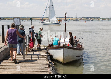I passeggeri di salire a bordo fiume Deben piedi passeggero traghetto a Bawdsey Quay, Suffolk, Inghilterra, Regno Unito Foto Stock
