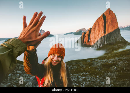 Giovane amici dando cinque mani viaggiare outdoor escursionismo in Norvegia montagne avventura lifestyle emozioni positive concetto famiglia insieme sul viaggio Foto Stock