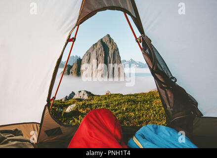 Tenda da campeggio mountain vista la mattina travel matura in sacchi a pelo per godervi le vacanze avventura all'aperto di stile di vita in Norvegia Foto Stock