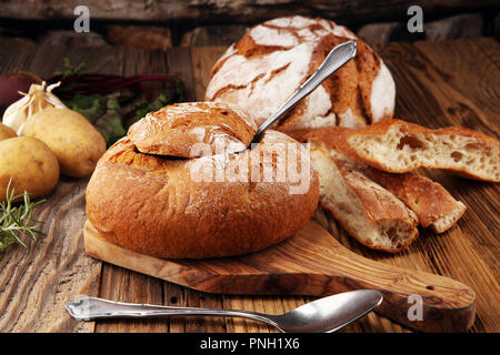 In casa la crema di patate Zuppa, servita nella ciotola di pane Foto Stock