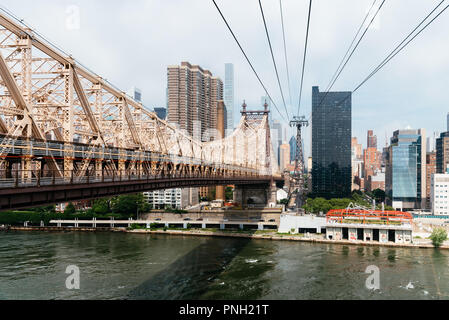 La città di New York, Stati Uniti d'America - 24 Giugno 2018: Il Roosevelt Island Tram. Si tratta di una linea tramviaria a New York City che si estende a est del fiume e collega Roos Foto Stock