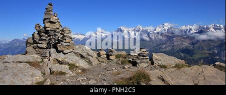 Famose montagne Eiger, Monch e Jungfrau. Il tumulo di pietra sulla sommità del monte Niesen. Foto Stock