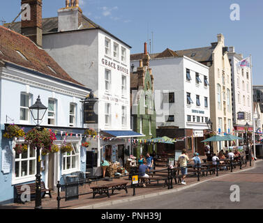 Pub e vecchi edifici storici sulla banchina a Poole Harbour, Poole, Dorset, England, Regno Unito Foto Stock