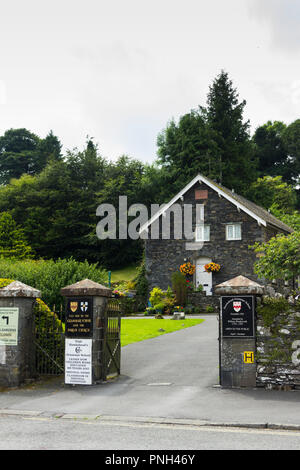 Ingresso del XVI secolo la scuola elementare nel villaggio di Hawkshead, Cumbria, nel distretto del lago scuola frequentata dal poeta William Wordsworth. Foto Stock