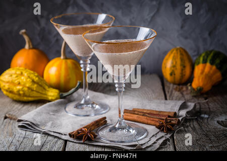 Autunno martini cocktail di cannella Foto Stock