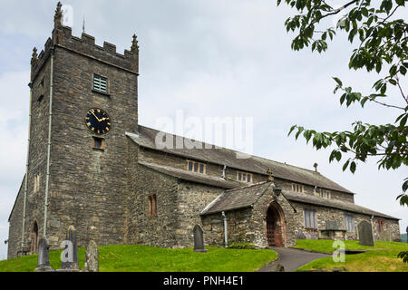 Chiesa di Inghilterra chiesa parrocchiale Hawkshead, Lake District. Parti della data di costruzione a partire dalla fine del secolo XV o inizio del XVI secolo con aggiunte successivamente Foto Stock