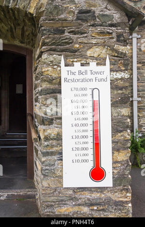 Torre campanaria restauro fund raising importo indicatore di rilievo all'ingresso della chiesa parrocchiale di Hawkshead Cumbria. Foto Stock