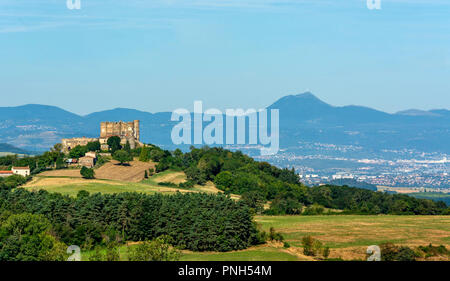 Montmorin castello nel Parco Naturale Regionale del Livradois Forez, Monts cupole in background, Puy de Dome reparto, Auvergne Rhone Alpes, Francia Foto Stock