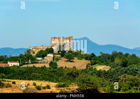 Montmorin castello nel Parco Naturale Regionale del Livradois Forez, Monts cupole in background, Puy de Dome reparto, Auvergne Rhone Alpes, Francia Foto Stock