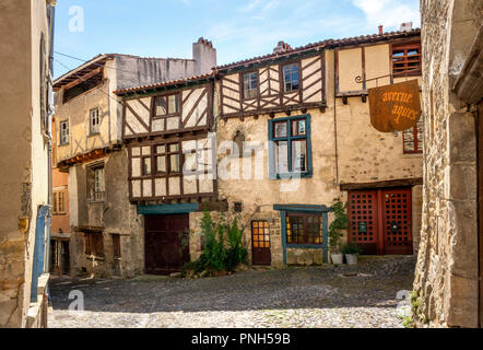 Graticcio case di città Billom, Puy de Dome, Auvergne Rhone Alpes, Francia Foto Stock