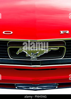 Vintage red Ford Mustang logo e dettagli di cavallo Foto Stock