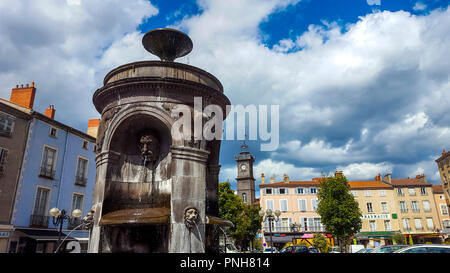 Issoire città, Fontana sulla Piazza de la Republique (Place de la Republique), Puy de Dome reparto, Auvergne Rhone Alpes, Francia Foto Stock