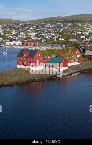 Tinganes la storica sede del governo delle Isole Faerøer e il porto di Tórshavn la capitale e la città più grande delle isole Faerøer. Foto Stock
